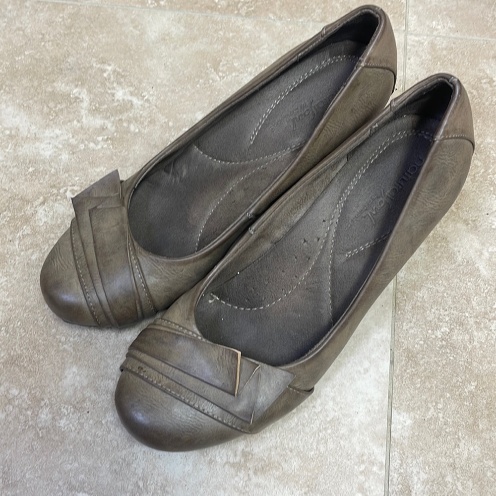 Naturalizer woman wedge- Tan in color